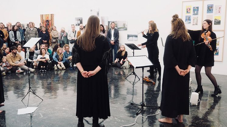 Lørdag formiddag er siste mulighet til å oppleve Kristine Marie Aasvangs performance «Glaumr» – et verk som består av samtidsmusikk, fremført live av musikere under Høstutstillingen.
