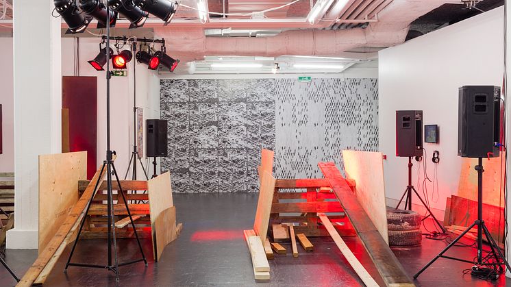 Jakob Jakobsen och Anders Remmer, Byggeren ger sig aldrig: en radiopjäs om kravaller och rätten till staden, 2011/2013, installation med ljud, byggmaterial.