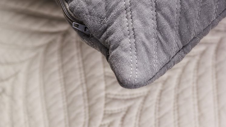 prydnadskudde_lövsta_gra_beige_closeup