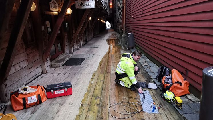 Overvåker bryggen i Bergen for NIKU. Også der handler det om instrumentering i kulturlag fra middelalderen.