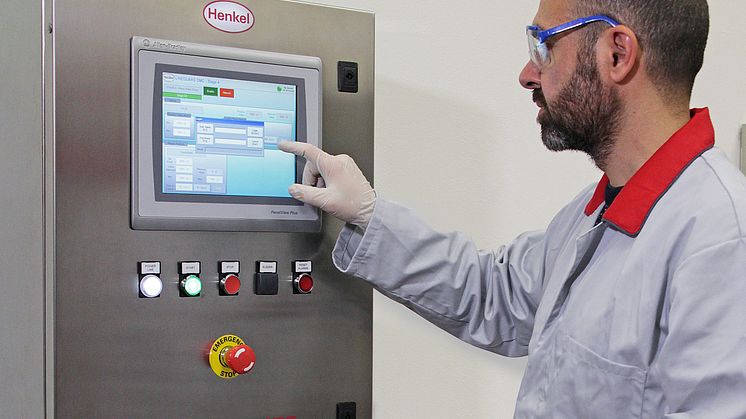 Bonderite E-CO DMC-styrenheten har en intuitiv pekskärm och internt minne för lagring av ett i princip obegränsat antal processparametrar för behandlingslinjer för metallbearbetning med upp till 15 eller fler steg.  
