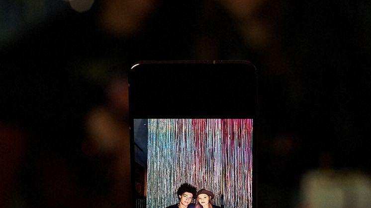 Galaxy_S21_plus_lifestyle_cut