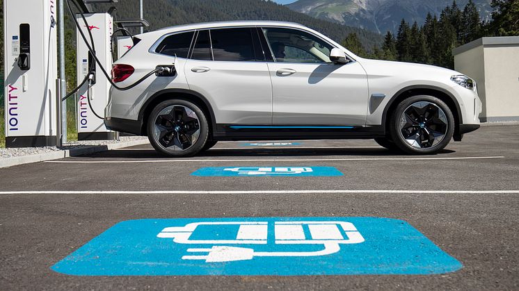 IONITY-ladestasjon og helt nye BMW iX3