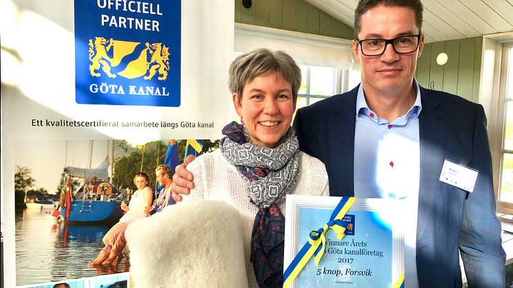 Vinnaren av Årets Längs Göta kanalföretag Lotta Haskovec tillsammans med prisutdelaren Roger Altsäter, VD Göta kanalbolag.