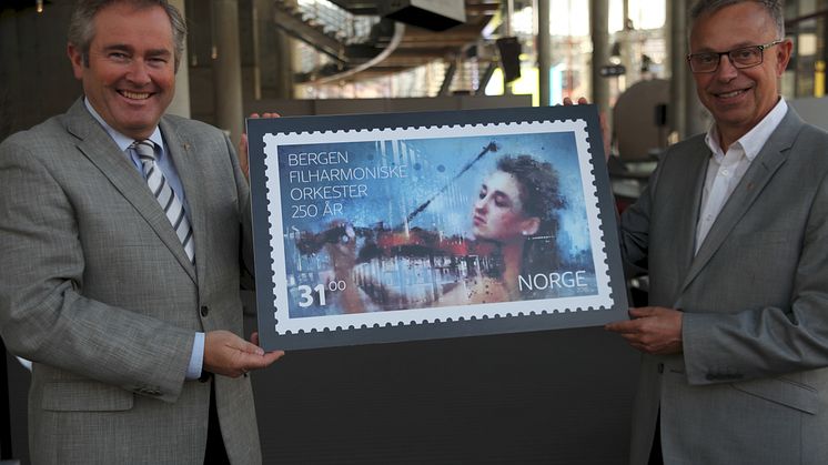 Administrerende direktør Bernt Bauge i Filharmonien (til venstre) og frimerkedirektør Halvor Fasting i Posten viser fram jubileumsfrimerket.