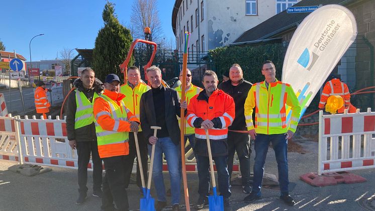 v.l.n.r. Sami Azzabi (Projektleiter IMG), Abdel Abichou (Bauleiter IMG), Mario Bender (Bauleiter Deutsche Glasfaser), Bürgermeister Michael Maas, Peter Konopka (Abteilungsleiter Rollout Deutsche Glasfaser), Thomas Mayer (Tiefbauamt Stadt Pirmasens), 