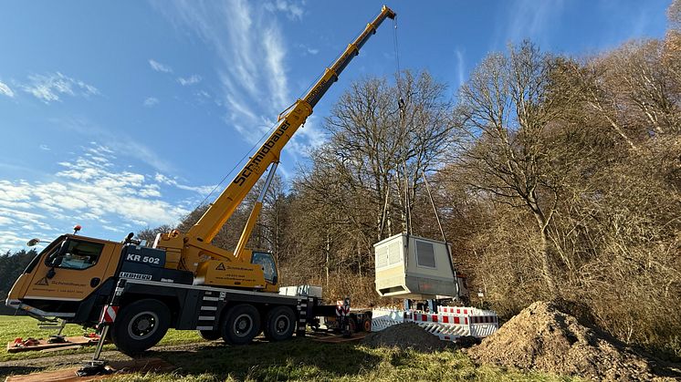 Bei Tafersthofen hat LVN Ende November eine neue Station anliefern lassen und per Kran auf den vorbereiteten Standort gesetzt.