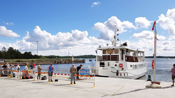 M/S Rex, som kör Norra Båtlinjnen, i Norrtälje Hamn sommaren 2020. M/S Rex får i år även sällskap i hamnen av M/S Sunnan och S/S Blidösund.