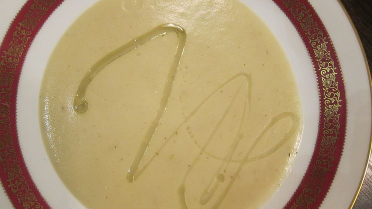 Potatis- och rotsellerisoppa med tryffelolja