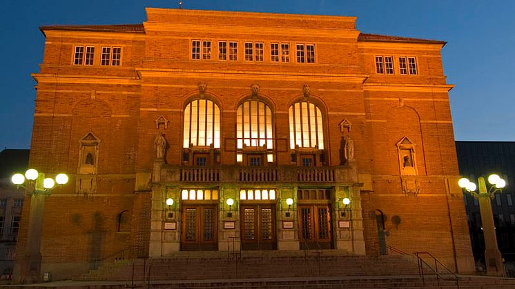 Der Treffpunkt für den Presse-und Fototermin 12.08. ist beim Haupteingang des Opernhaus! 