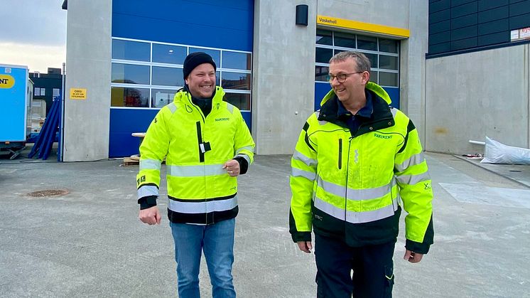 Avdelingsleder for Ramirent i Stavanger, Cato Hoff(t.v.) og prosjektleder Njål Svihus foran det som etter hvert skal bli deres nye hovedkontor i Brannstasjonsveien 14 i Sandnes. – Med denne veldig sentrale plasseringen blir vi nå enda mer tilgjengeli