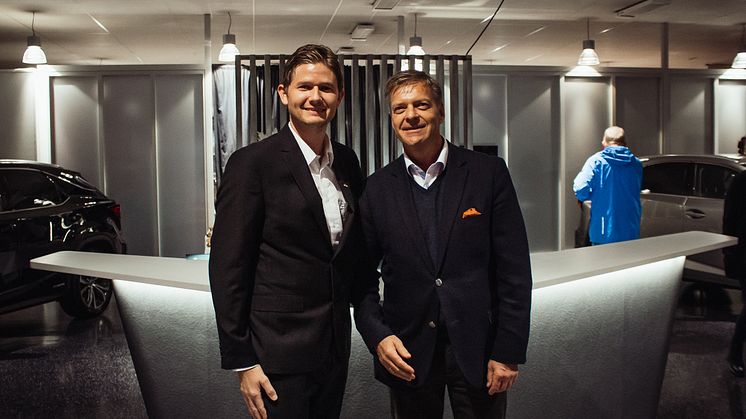 Nytt bilmerke: Christian Nordvik fra Lexus Bodø og Knut-Erik Jahnsen fra Lexus Norge. Foto: DroneNord/Nordvik.