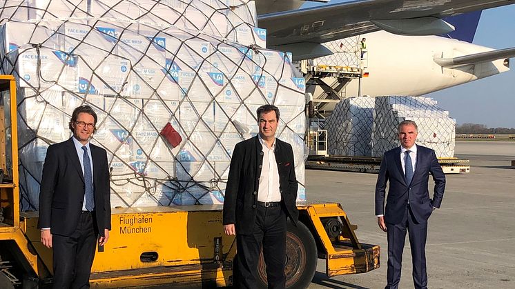 Bayerns Ministerpräsident Dr. Markus Söder, Bundesverkehrsminister Andreas Scheuer und Lufthansa Group CEO Carsten Spohr nehmen das Flugzeug in Empfang