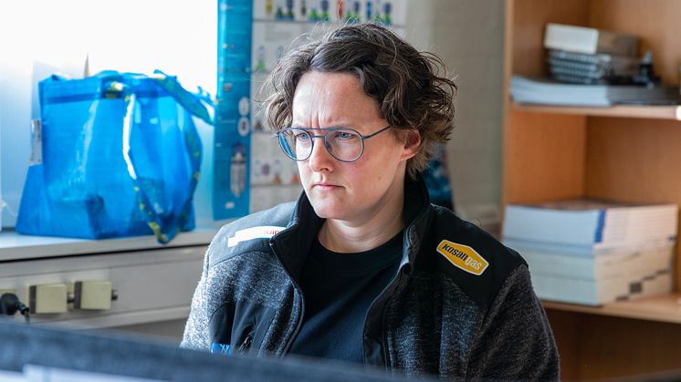 Vibeke på sin kontorplads ved Randers Industri Service