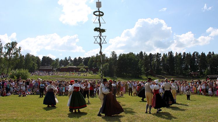 Midsommarfirandet på Vallby Friluftsmuseum är alltid välbesökt. Foto: Katarina Frost