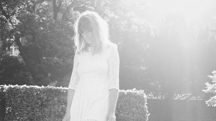 Sangerinder balancerer mellem det rå og det feminine i VEGA 