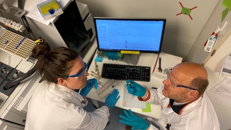 Fanny Hägg and Dr Vladimir Nikiforov discuss the analysis of anti-degradant mixture at NILU’s labs in Tromsø. Photo: Unni Mette Nordang / NILU – Norwegian Institute for Air Research