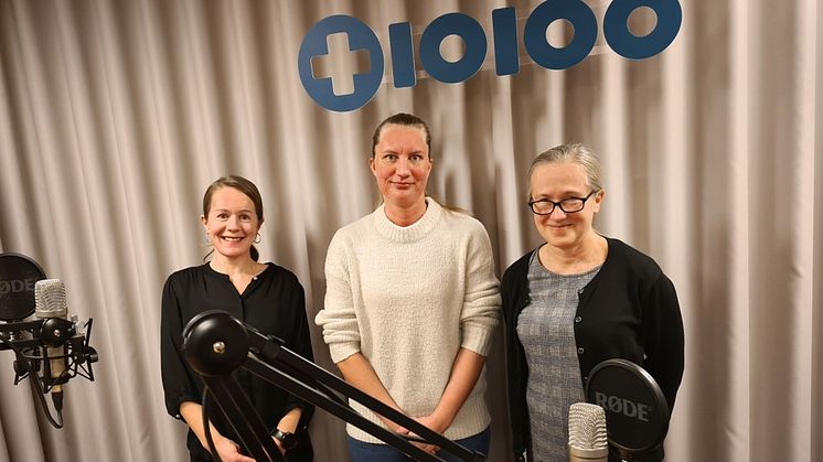 I Tiohundrapodden intervjuas Sara Aspberg, docent i kardiologi (t h) och Desirée Brandt, undersköterska (mitten). Till vänster Karin Persson, kommunikatör, som programleder podden.