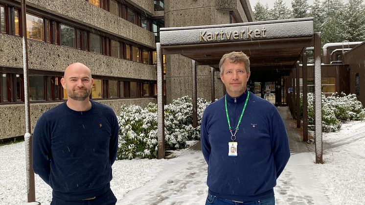 På bildet: Finn-Martin Paulsen fra Canon Business Center Buskerud og Geir-Helge Treangen fra Kartverket.
