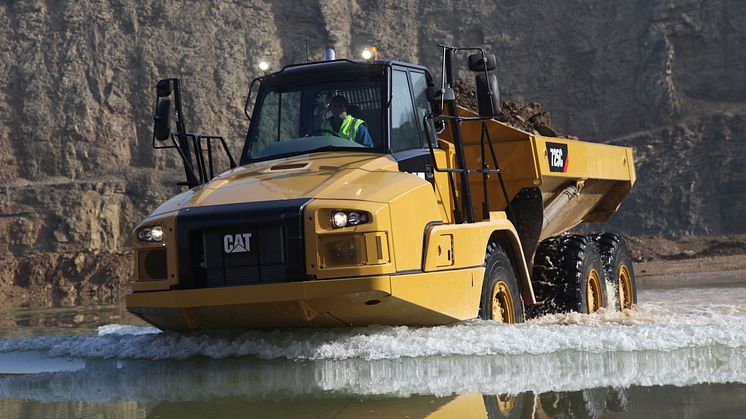 Cat 725C dumper kör i vatten