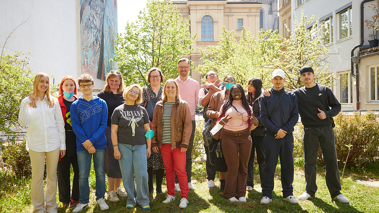 Gute Laune beim Gruppenfoto mit einigen der Workshopteilnehmer*innen und Workshopleiter*innen zwischen den Workshops rund um das Thema Ausbildung und Beruf. 