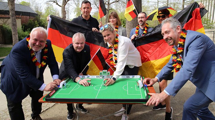 Stadion der Träume: Die Protagonisten am Tipp-Kick-Tisch im Konzertgarten des Zoo Leipzig - Foto: Andreas Schmidt