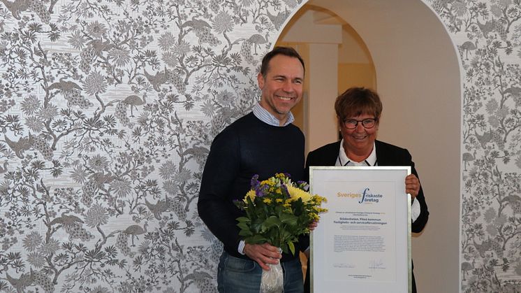 Margareta Lundgren, avdelningschef tog emot priset för städenheten