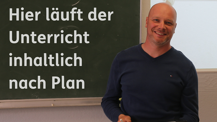 Mit Tablet statt Kreide: Sascha Gömpel im Klassenzimmer der Friedrich-Trost-Schule, wo Schülerinnen und Schüler derzeit zum Teil physisch und zum Teil virtuell präsent sind.