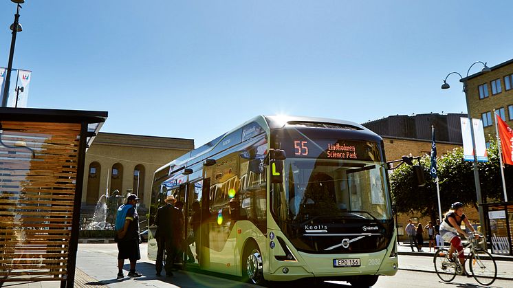 Medan elbussarna på dagens linje 55 på denna bild är lite mindre så blir de kommande på linje 16 långa ledbussar för att  få plats med många resenärer i rusningstrafiken. Bild: ElectriCity