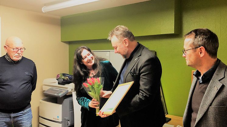 Miljöpartiets gruppledare Esther O'Hara överräckte priset till Eidars VD Urban Blom. Deltog gjorde även Drift & Miljöchef Henrik Patriksson och Rasken Andreasson från Verdandi.
