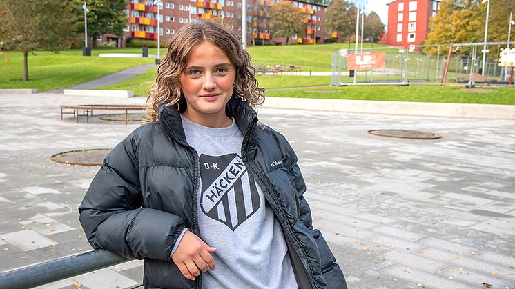 Bergsjöbon Flutra Cela spelar inte bara fotboll i Häckens akademilag. I somras gjorde hon succé på bioduken i filmen Forever och nu i höst utsågs hon till Årets idrottare på Bergsjögalan.
