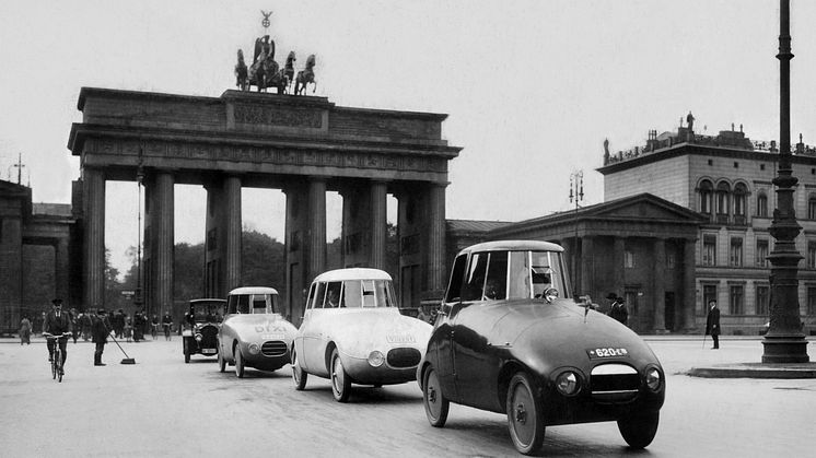 Historisk foto af 3 strømlinede limousiner af Paul Jaray in Berlin ved Brandenburger Tor i 1923