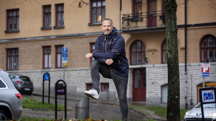 Bokunsulent Robert Hugoh står utanför en av Hyresbostäders fastigheter i Norrköping