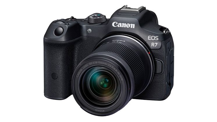 Canon EOS R7 och RF-S 18-150mm F3.5-6.3 IS STM - två av fyra nya produkter som Canon lanserar idag.