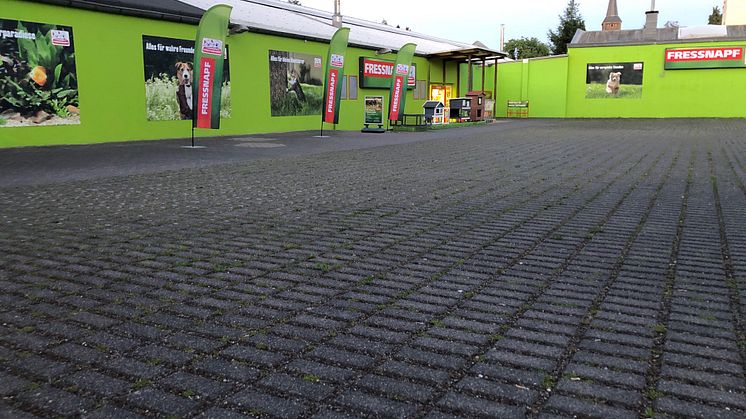 Die Außenansicht des neu eröffneten Fressnapf-Marktes in Leverkusen-Opladen