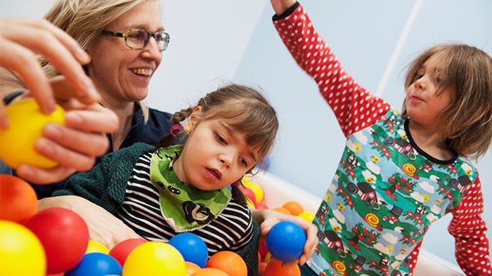 Mamma Ulrika, 6-åriga Diamanda och lillebror Astor, 3 år, i bollhavet på Diamandas skola Jorielskolan. Diamanda föddes med en ovanlig kromosomavvikelse som medfört en flerfunktionsnedsättning med bland annat svår epilepsi. Foto: Anna Pella.