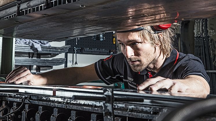 Blåkläder med egendesignade skidor från Åre Skidfabrik