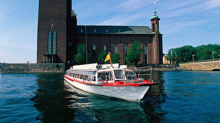 Pressbild - Stockholm Sightseeing - Delfinbåt vid Stadshuset
