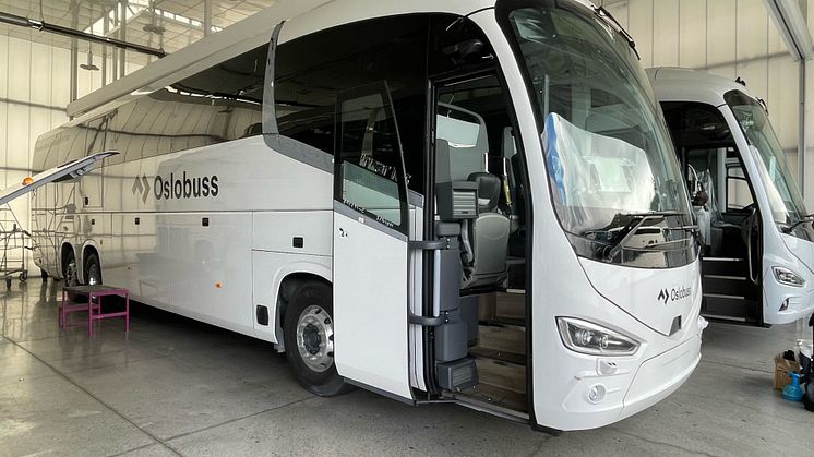 Den nye Scania Irizar bussen med 13 liters gassmotor skal leveres til OsloBuss etter at den er vist frem på Transport & Logistikk. Bussen er akkurat ferdig og på vei mot Norge og Lillestrøm.
