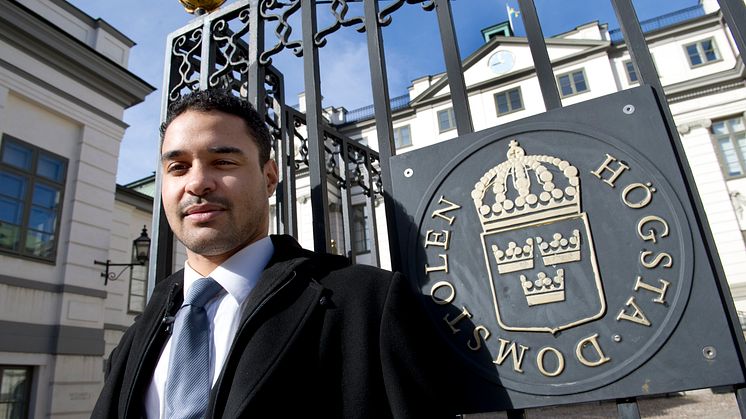 Blake Pettersson utanför Högsta domstolen. Centrum för rättvisa företrädde Blake Pettersson i rättsfallet som blev ”Medborgarskapet I”. Foto: Urban Brådhe