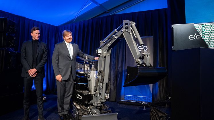 King Willem Alexander with excavator