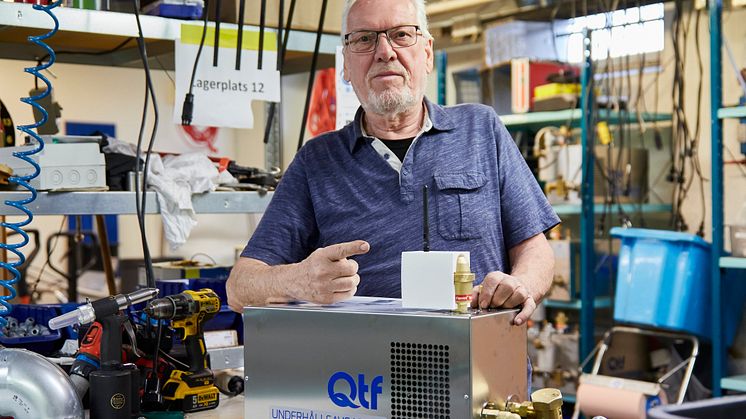 Björn Carlsson, Teknisk chef på QTF visar läckageindikatorn som monteras på QTF:s underhållsavgasare