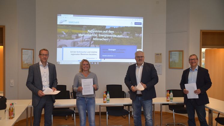 Der Strommarkt kann jetzt starten: (v.l.n.r.) Thomas Oppelt (Geschäftsführer der Bayernwerk Regio Energie), Silke Kimmel (Mitarbeiterin des Bürgerbüros Dittelbrunn), Bürgermeister Willi Warmuth, Frank Schneider (Bayernwerk-Kommunalbetreuer)
