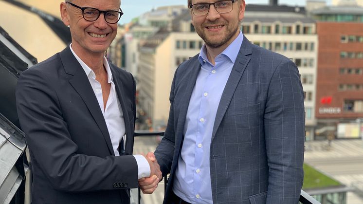 Joel Köhl, som tillträder som VD för dotterbolaget SoftOne Sverige AB den 16 mars, hälsas välkommen av Håkan Lord, CEO och grundare av SoftOne Group.