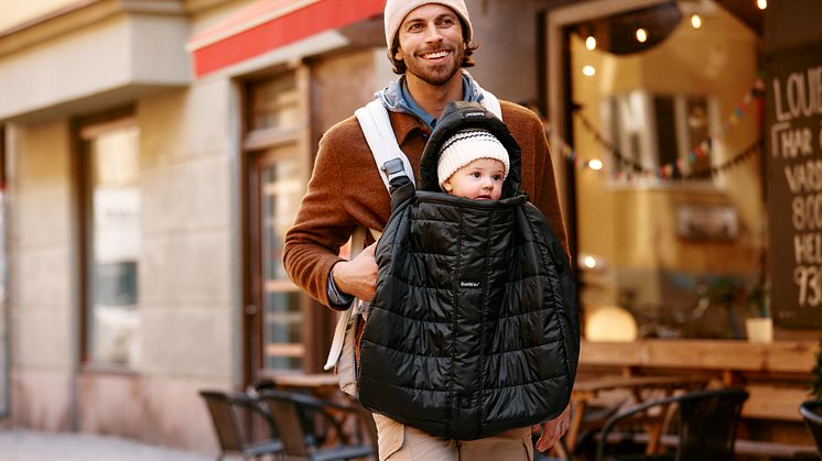 028121-winter-cover-for-baby-carrier-black-lifestyle-babybjorn-03