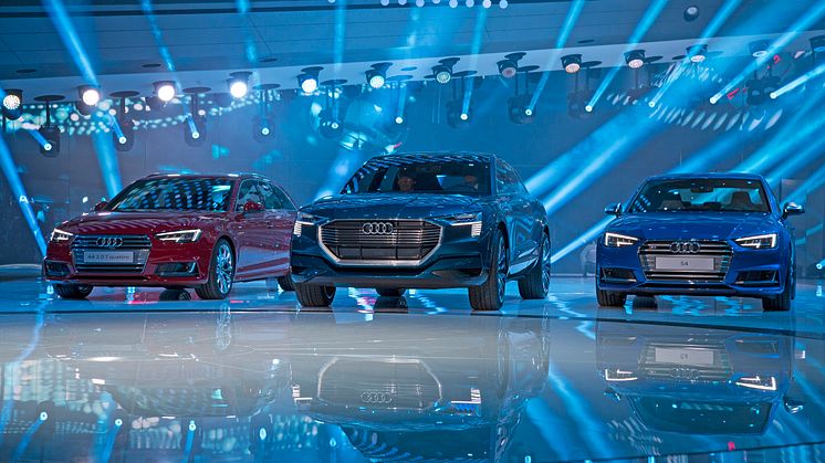 Audi A4, Audi e-tron quattro concept og Audi S4 på Audis stand på Frankfurt International Motor Show 2015