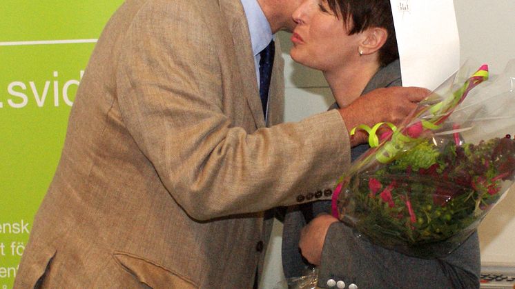 Katarina Wetter Edman tar emot Torsten Dahlinstipendiet