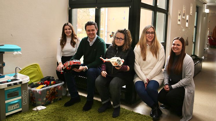 Freuen sich über die Spende (v. l.): Gina-Maria Borgerding (Spendenbeauftragte), Marcel Sauerhoff (Vertrauensperson bei Lidl), Bettina Röder-Niemand (Teamleitung), Marina Nauth (pädagogische Fachkraft) und Hanna Eisenacher (pädagogische Leitung). 