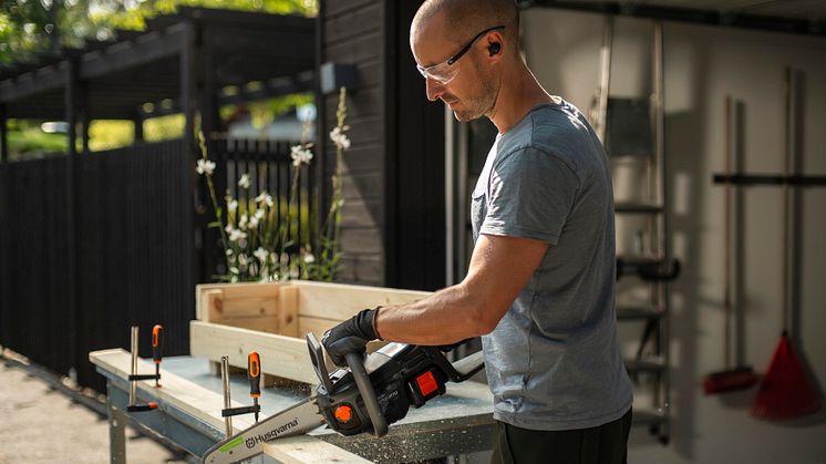 Husqvarna utökar Aspire-serien med en smidig och kraftfull batteridriven motorsåg
