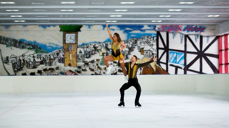 Gaststar Sarah Lombardi stellt mit HOLIDAY ON ICE Hauptdarsteller Wesley Campbell neue Show SUPERNOVA in Frankfurt vor